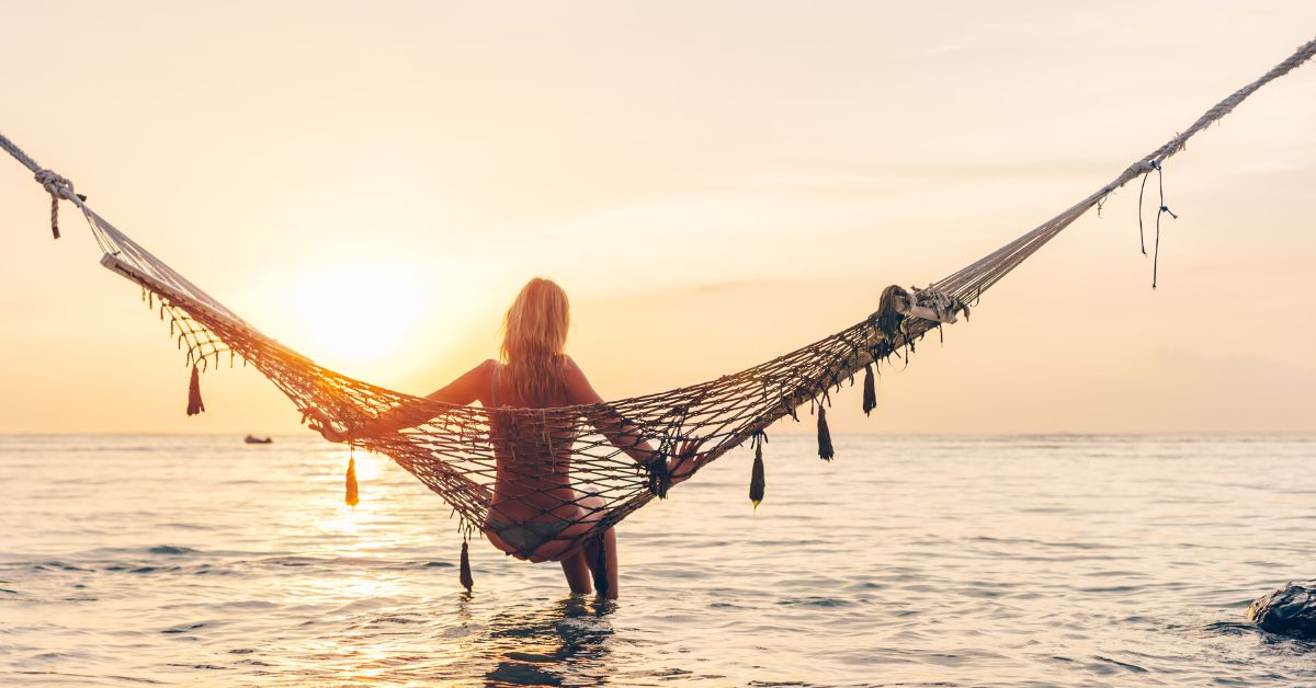 Citati o moru Djevojka na plaži sa raširenim rukama